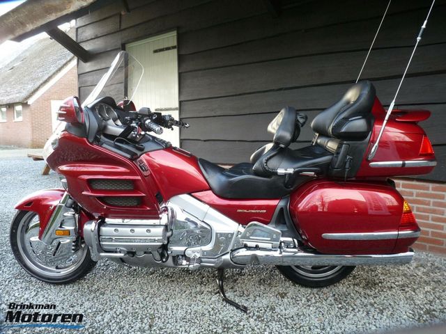 honda - gl-1800-goldwing-touring-deluxe