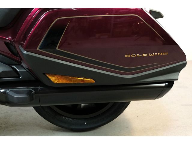 honda - gl-1800-goldwing-touring-deluxe