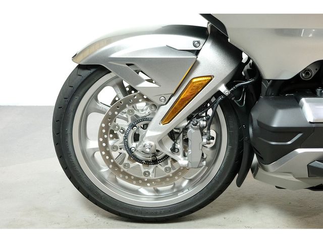 honda - gl-1800-goldwing-touring-deluxe