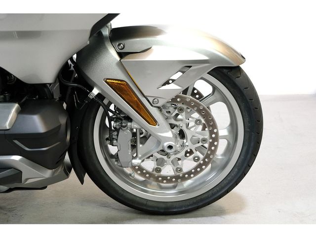 honda - gl-1800-goldwing-touring-deluxe