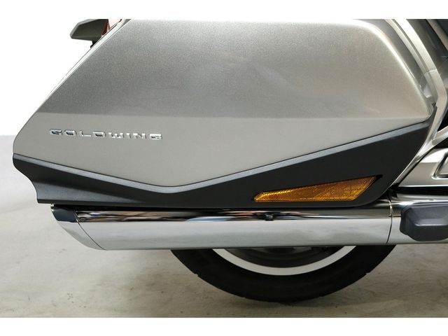 honda - gl-1800-goldwing-touring-deluxe