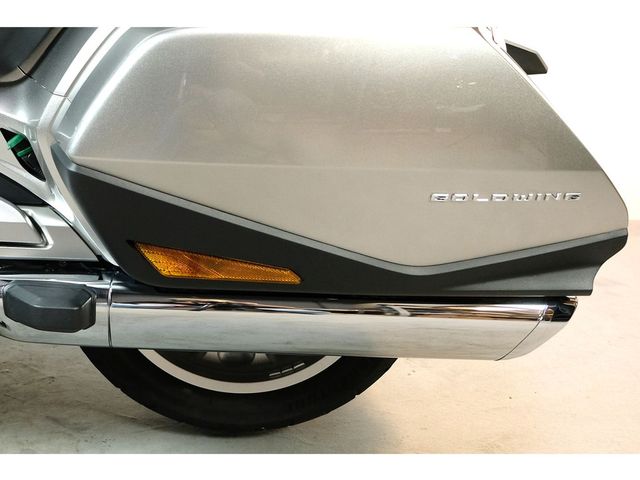 honda - gl-1800-goldwing-touring-deluxe