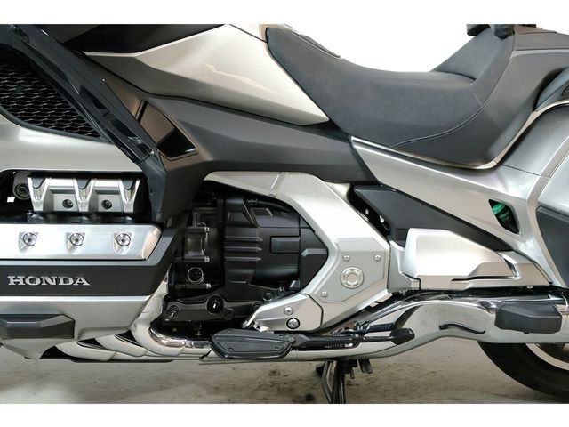 honda - gl-1800-goldwing-touring-deluxe