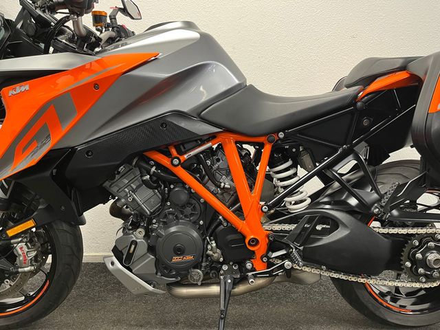ktm - 1290-super-duke-gt