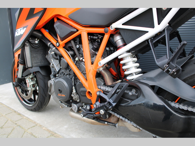 ktm - 1290-super-duke-r