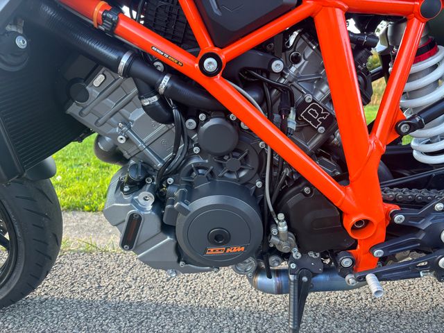 ktm - 1290-super-duke-r