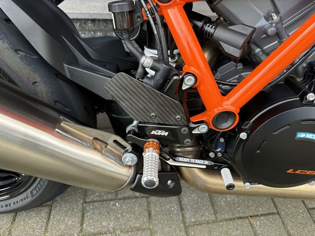 ktm - 1390-super-duke-r