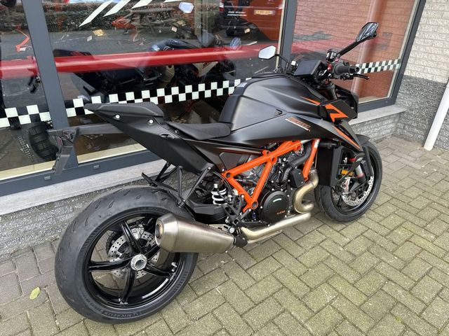 ktm - 1390-super-duke-r