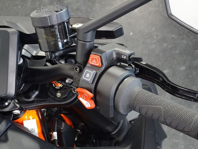 ktm - 1390-super-duke-r