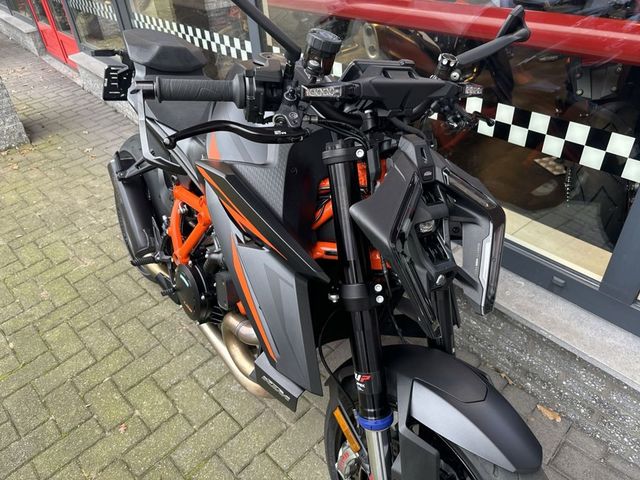 ktm - 1390-super-duke-r-evo