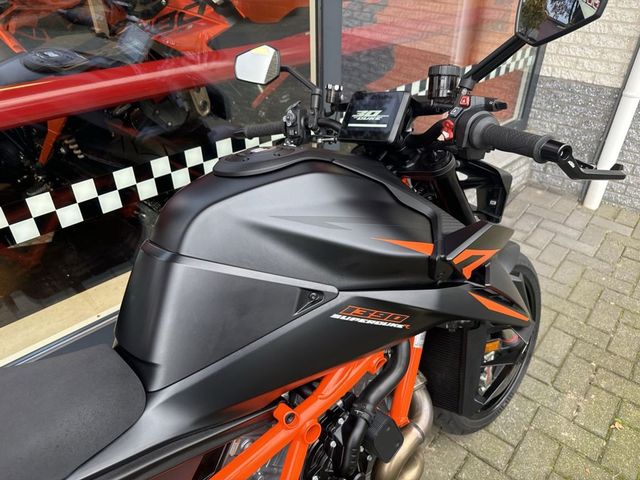 ktm - 1390-super-duke-r-evo