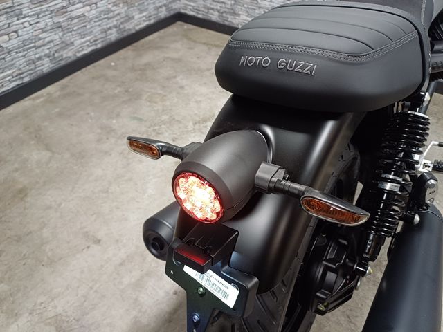 moto-guzzi - v-7-stone