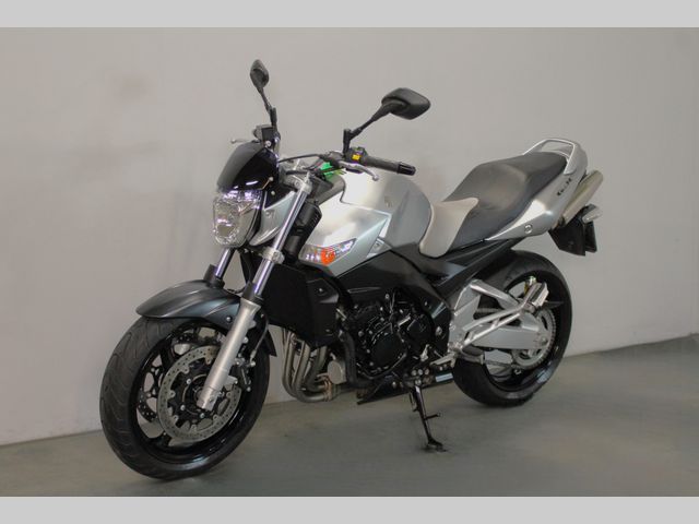 suzuki - gsr-600