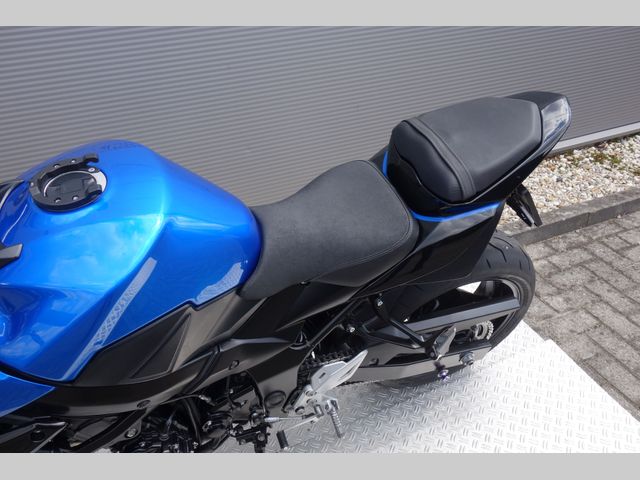 suzuki - gsr-750