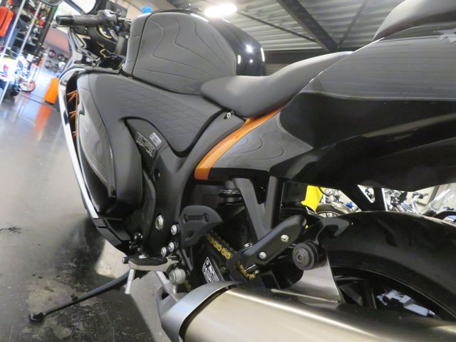 suzuki - gsx-r-1300-hayabusa