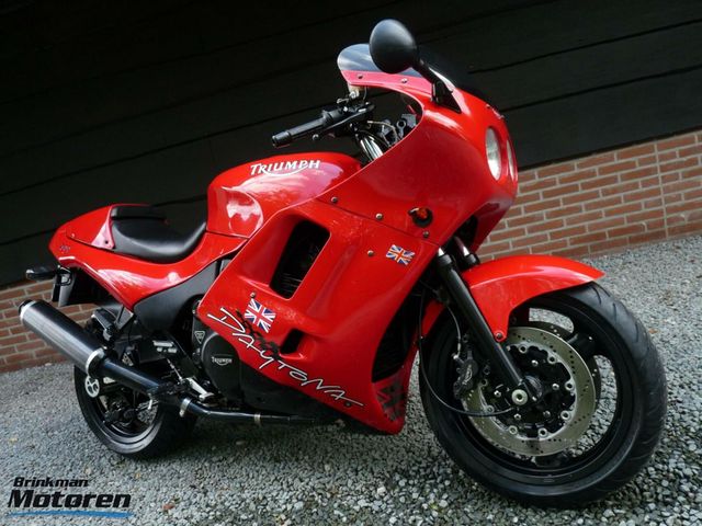 triumph - daytona-900