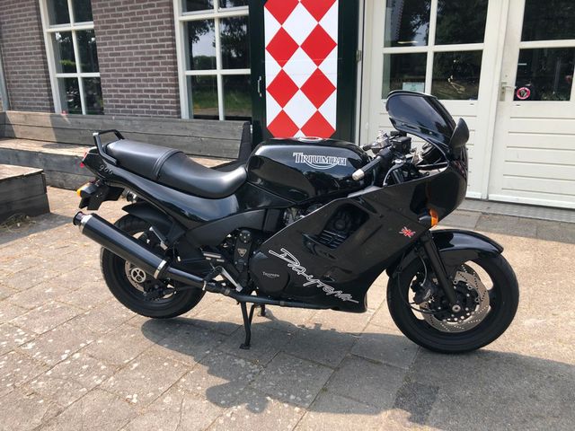 triumph - daytona-900