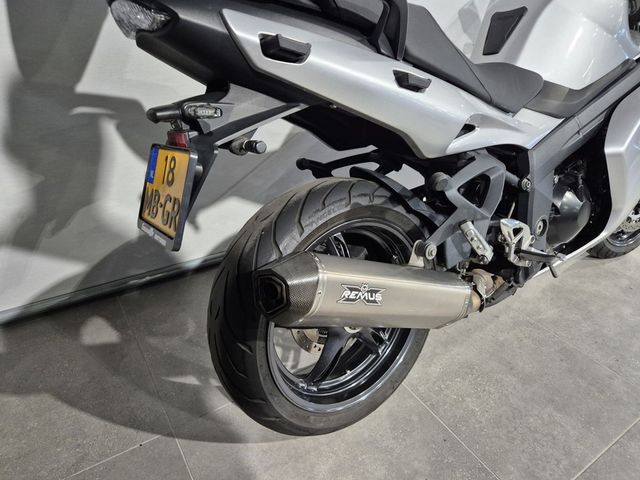 triumph - sprint-st-1050-abs