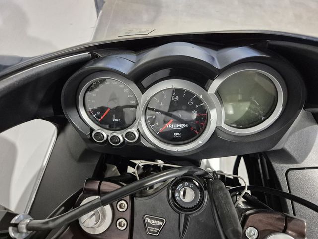 triumph - sprint-st-1050-abs