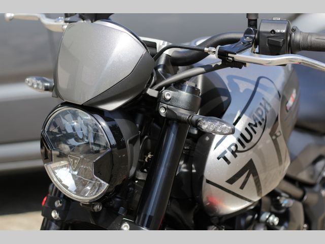 triumph - trident-660